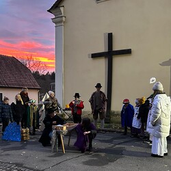 Am Hl. Abend wurde das Krippenspiel am Platz hinter der Pfarrkirche nochmals aufgeführt.